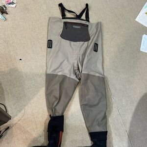 Simms fly fishing wader size XLShort.  Excellent condition but missing belt.